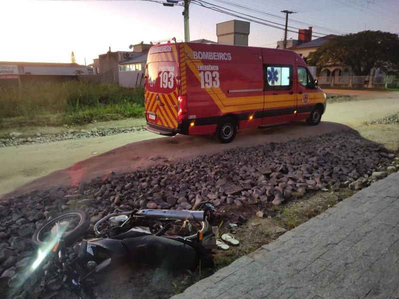 Motociclista fica gravemente ferido após sofrer queda 