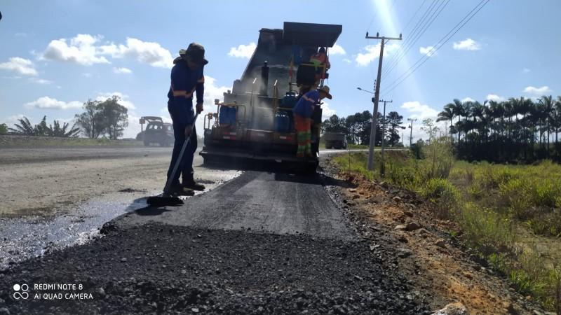 Avenida dos Trilhos já recebe pavimentação asfáltica em Içara 