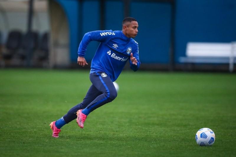 Juliano Camargo fala sobre negociação com atacante do Grêmio: ‘até sexta teremos uma definição’