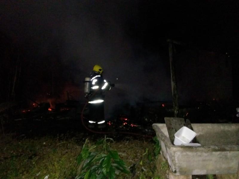 Turvo: casa de madeira é destruída por incêndio 