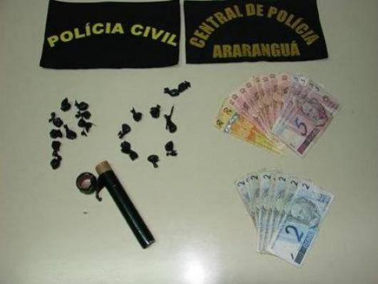 Traficante engole papelote ao ver policiais