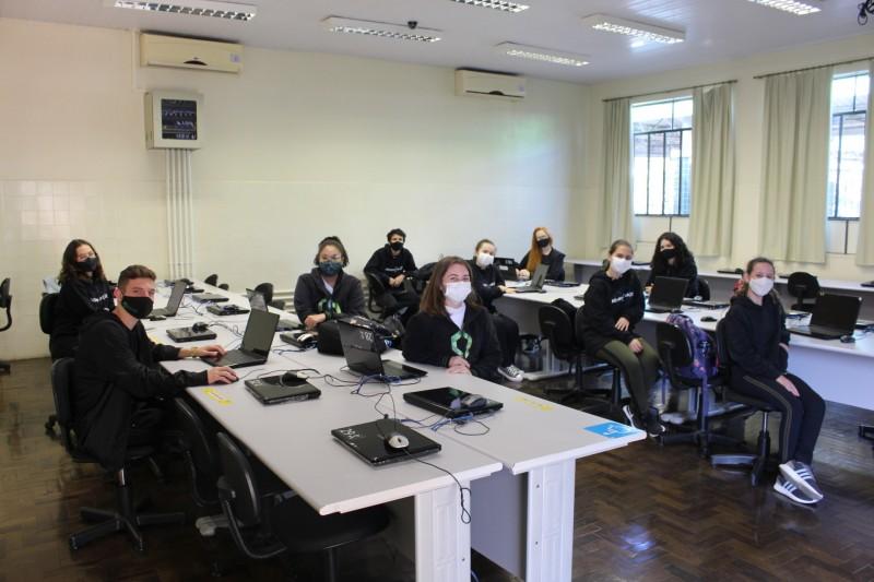 Alunos do Colégio Satc vão plantar árvores com dinheiro arrecadado em venda de livros