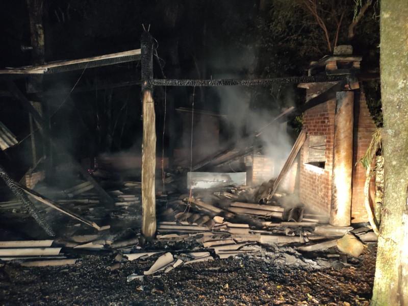 Salão de festa é atingido por incêndio em Morro Grande