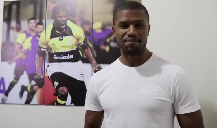 Lateral Carlos César posta vídeo de despedida