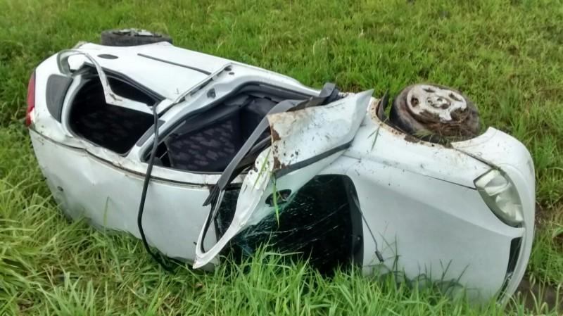 Veículo de Criciúma capota após saída de pista