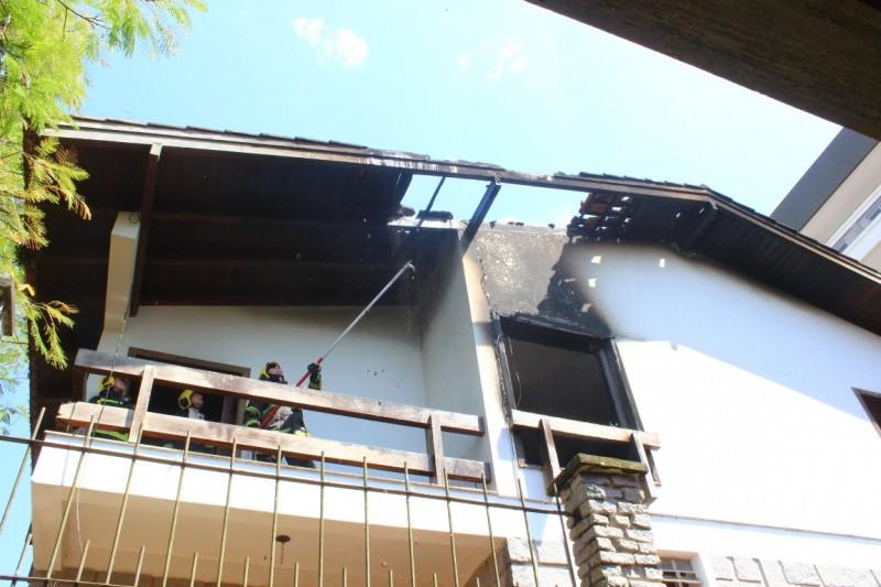 Bombeiros combatem incêndio no Centro de Criciúma