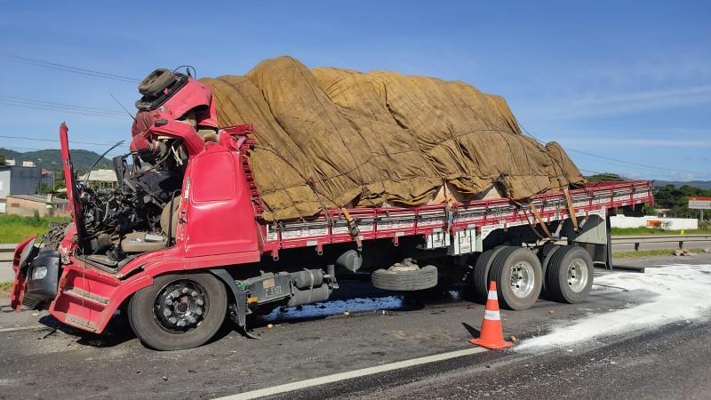 Palhoça: motorista de caminhão com placas de Jaguaruna morre em acidente