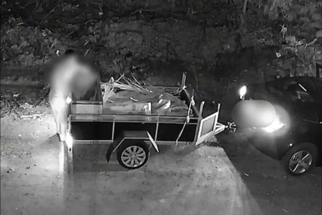 Morador transporta lixo em carretinha e câmera flagra descarte irregular em Criciúma