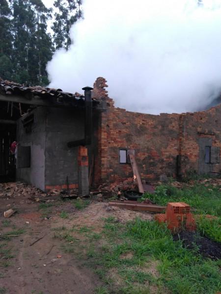 Estufa para secagem de fumo é atingida por incêndio 