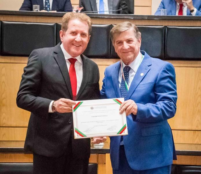 Empresário e prefeito Valdir Fontanella recebe a mais alta honraria do Poder Legislativo Catarinense