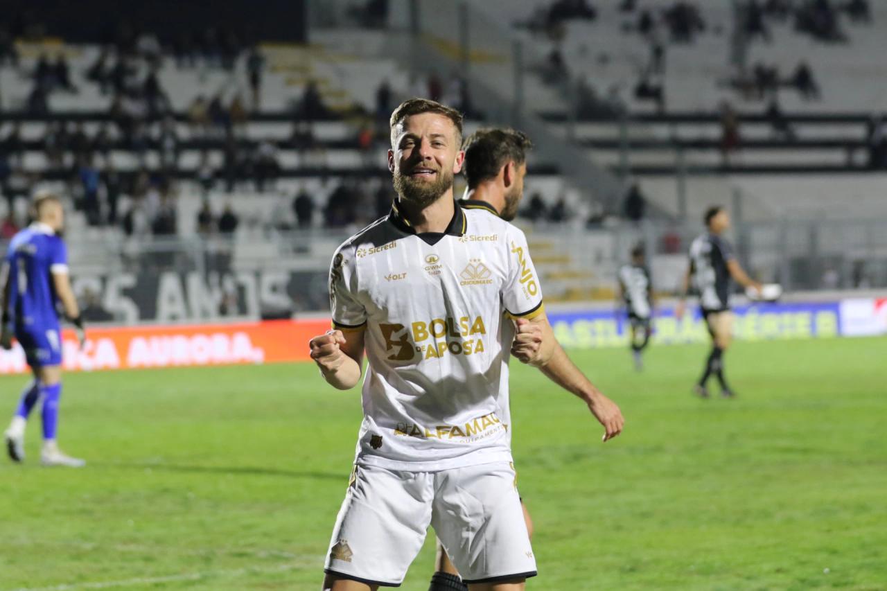 Com gol nos acréscimos, Criciúma vence Ponte Preta e assume a liderança da Série B