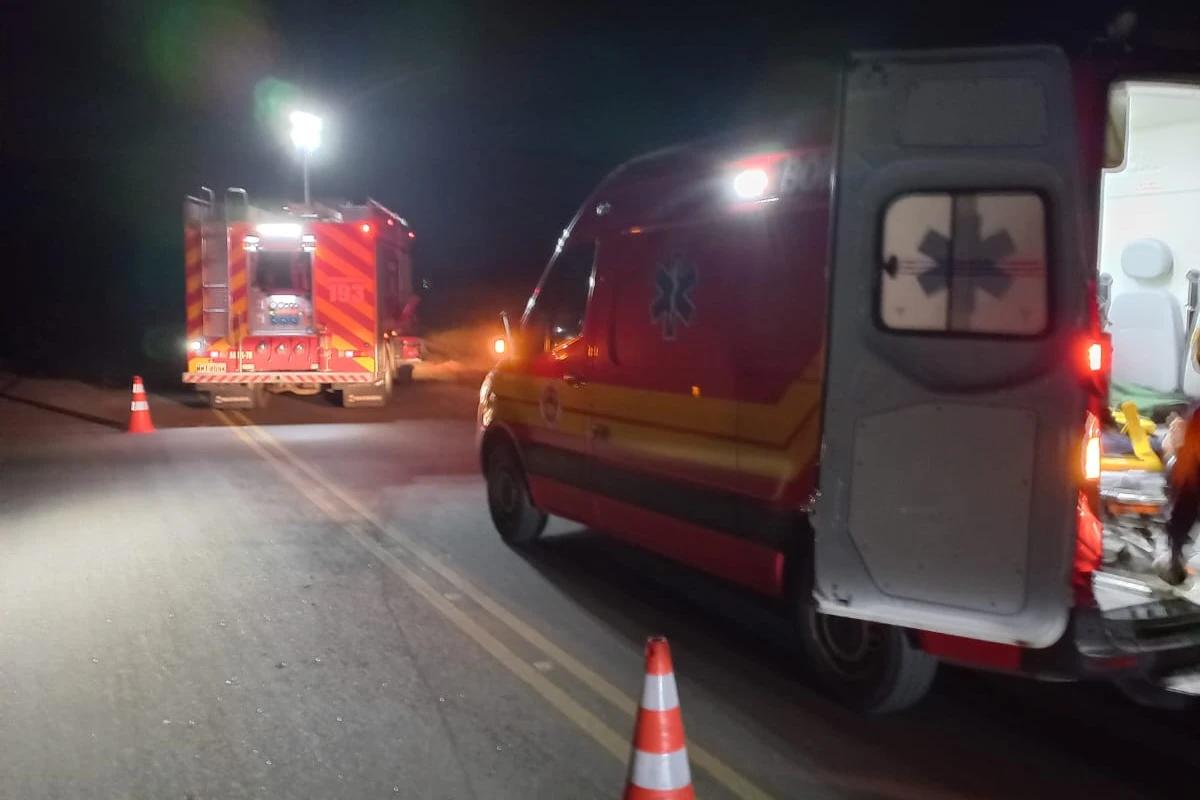 Motorista fica encarcerado após carro sair da pista na SC-435