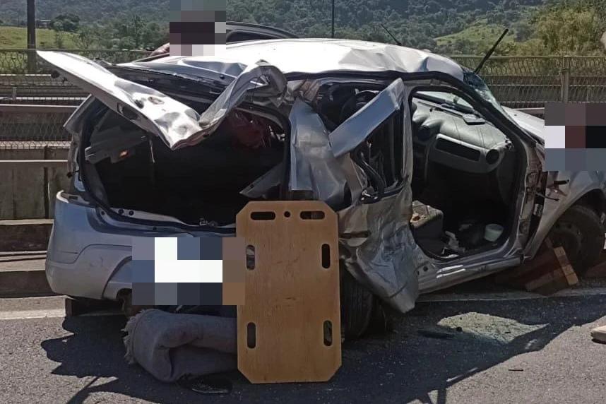 Acidente de trânsito deixa quatro pessoas feridas na BR-101 em Tubarão