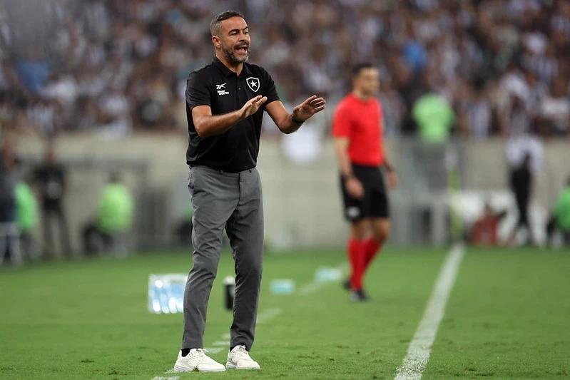 'Mais por erro nosso do que por criação do adversário', diz técnico do Botafogo sobre empate