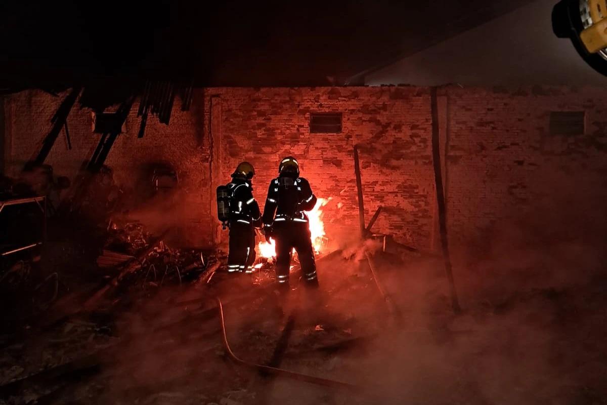 Pavilhão comercial é destruído por incêndio em Araranguá
