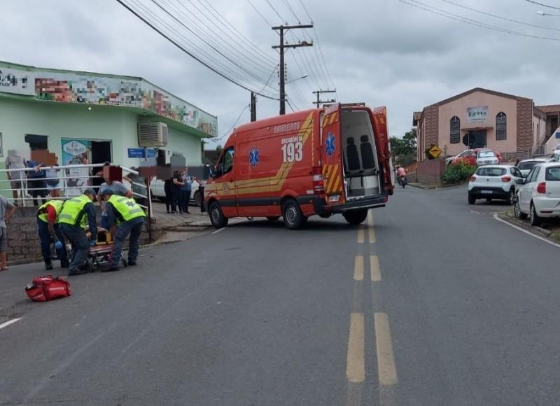 Motociclista é hospitalizado após colisão contra carro em Treze de Maio