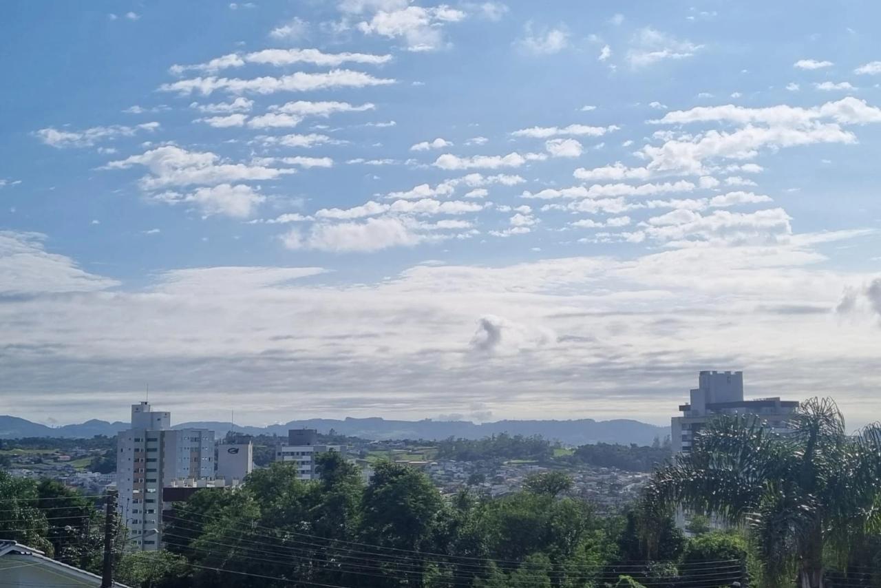 Primeiro dia de fevereiro começa com sol e termina com chance de chuva