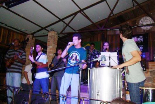 Domingo de rock e samba no Ventuno Pub