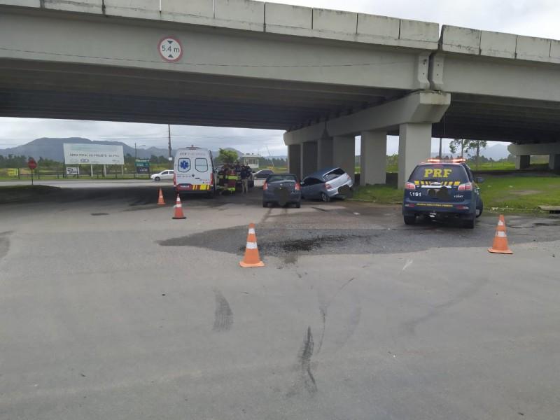 Veículos colidem na marginal da BR-101