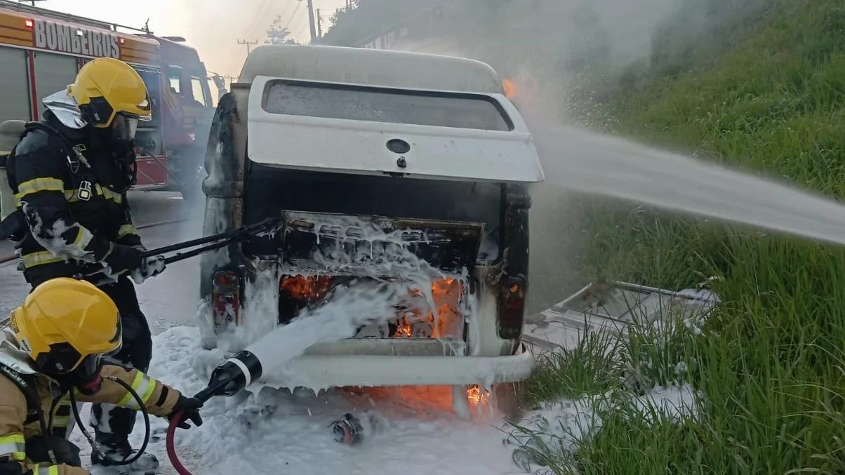 Kombi é atingida por incêndio após deixar posto de combustíveis