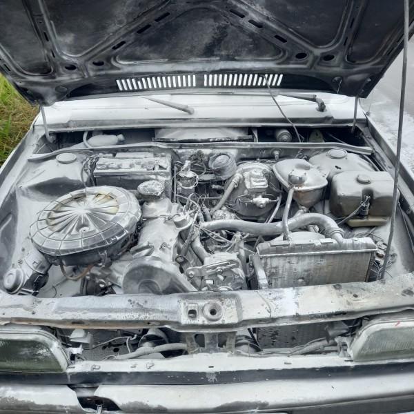Carro pega fogo na SC-445 e tem motor danificado 