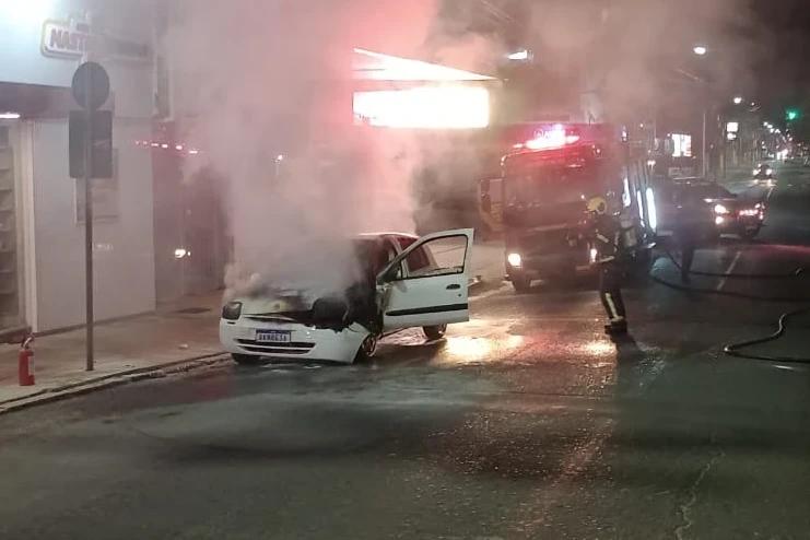 Carro é parcialmente destruído por um incêndio em Tubarão