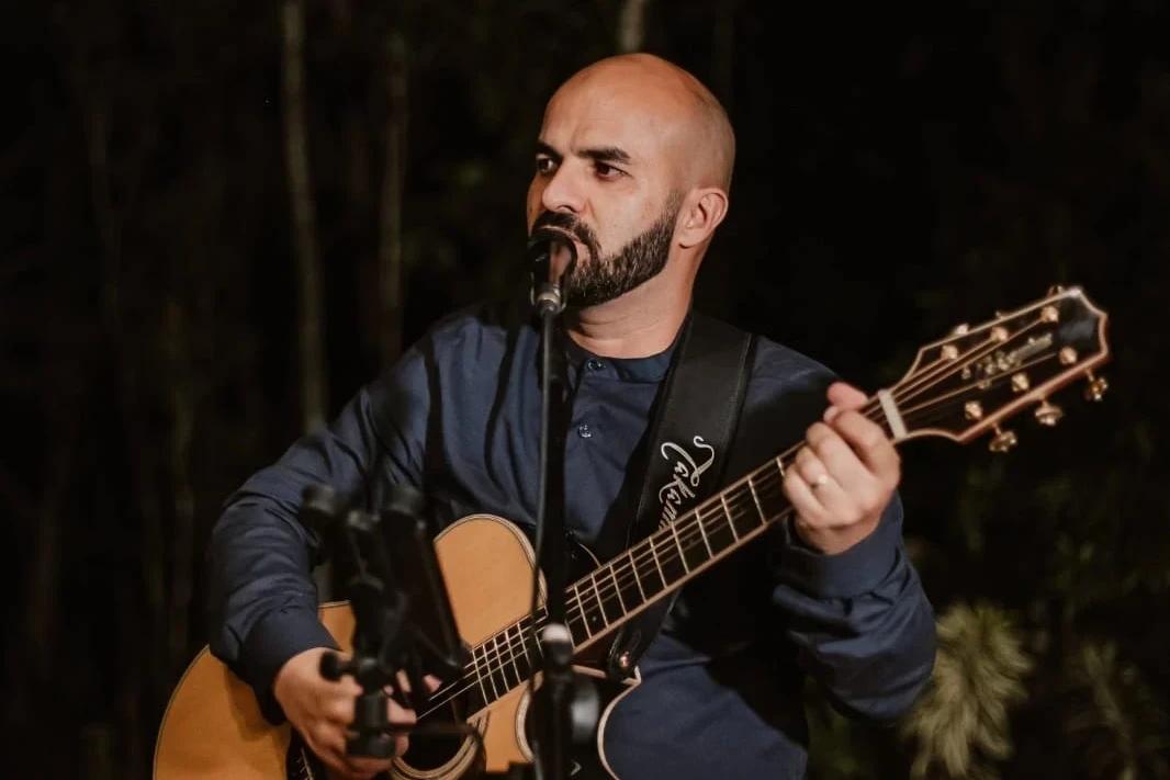 Do violão nas igrejas ao palco dos pubs: a trajetória de Rafael Teodoro