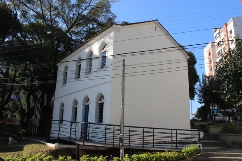 Cantor italiano se apresenta na Praça do Museu