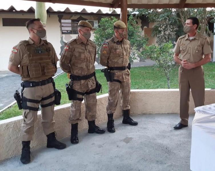 Policiais militares são promovidos e homenageados por ato meritório