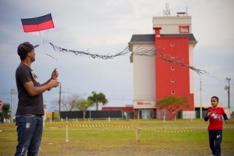 Pais e filhos brincam juntos em Festival de Pipas