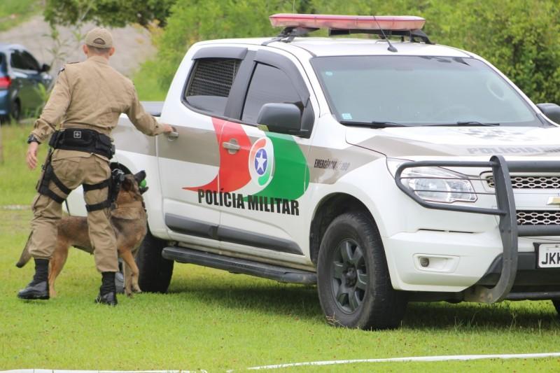 Homem é preso com rifle de caça com o número de série suprimido 