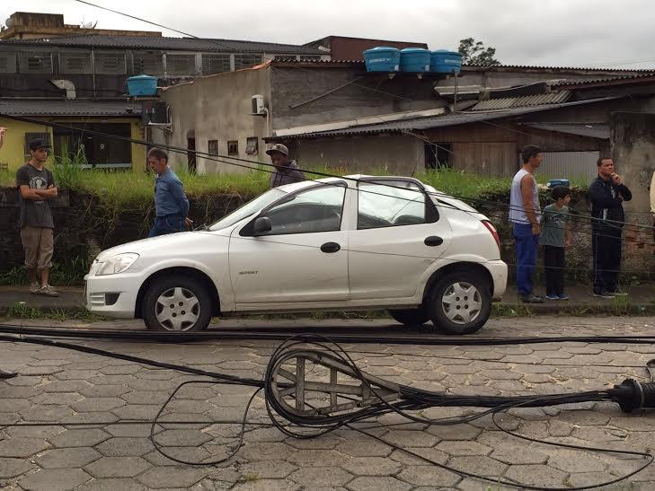 Poste cai em carro após colisão de caminhão 