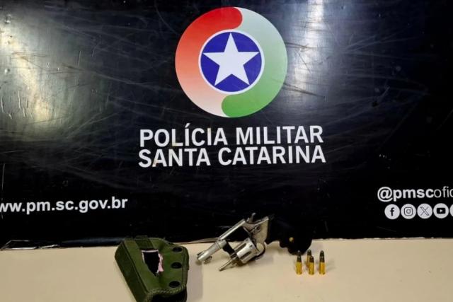 Jovem flagrado com revólver calibre 32 é preso pela PM em Criciúma