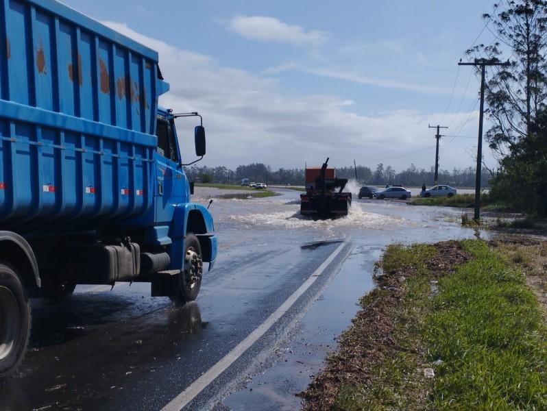 Trecho da SC-447 alaga em Araranguá