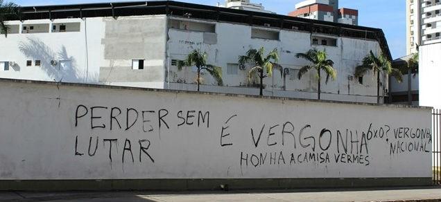  Após vexame no Maracanã, muros do Majestoso são pichados