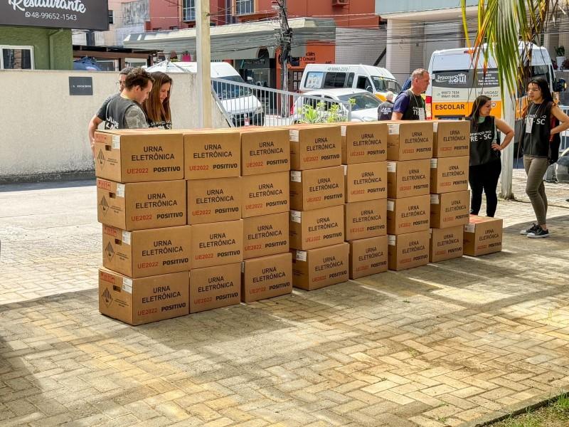 Criciúma: Justiça Eleitoral inicia distribuição de urnas para seções eleitorais