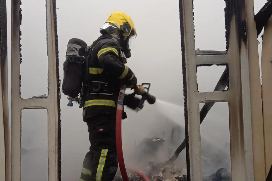 Incêndio destrói residência e moradora é encaminhada ao hospital