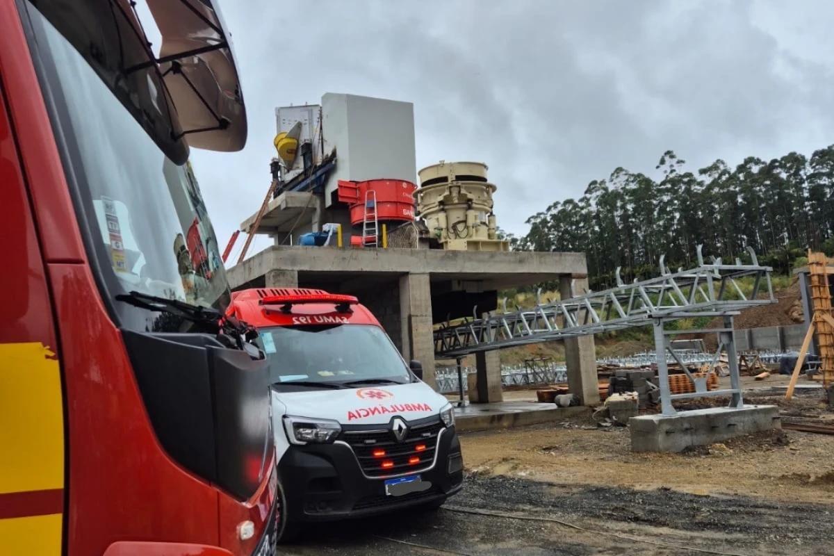 Homem fica ferido após cair dentro de máquina industrial