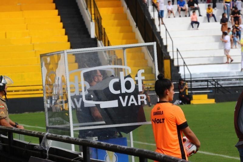 Caio Max Augusto Vieira apita o jogo entre Criciúma e Ponte Preta pela Série B 