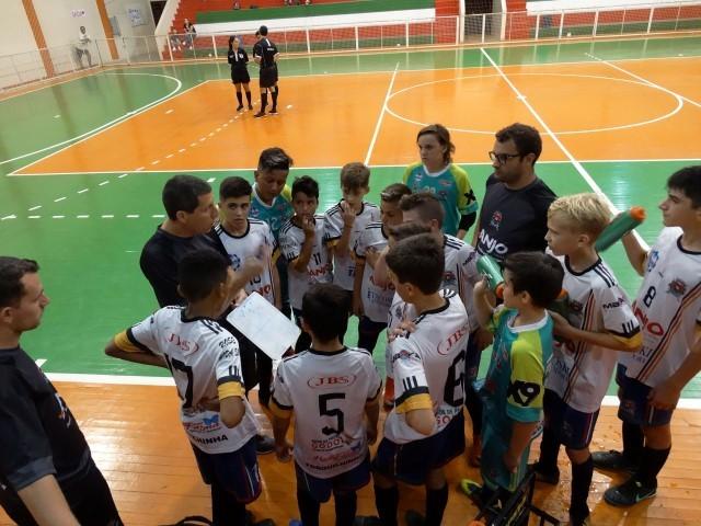 Forquilhinha/Anjo Futsal sub-13 em primeiro lugar do grupo na estreia do Estadual
