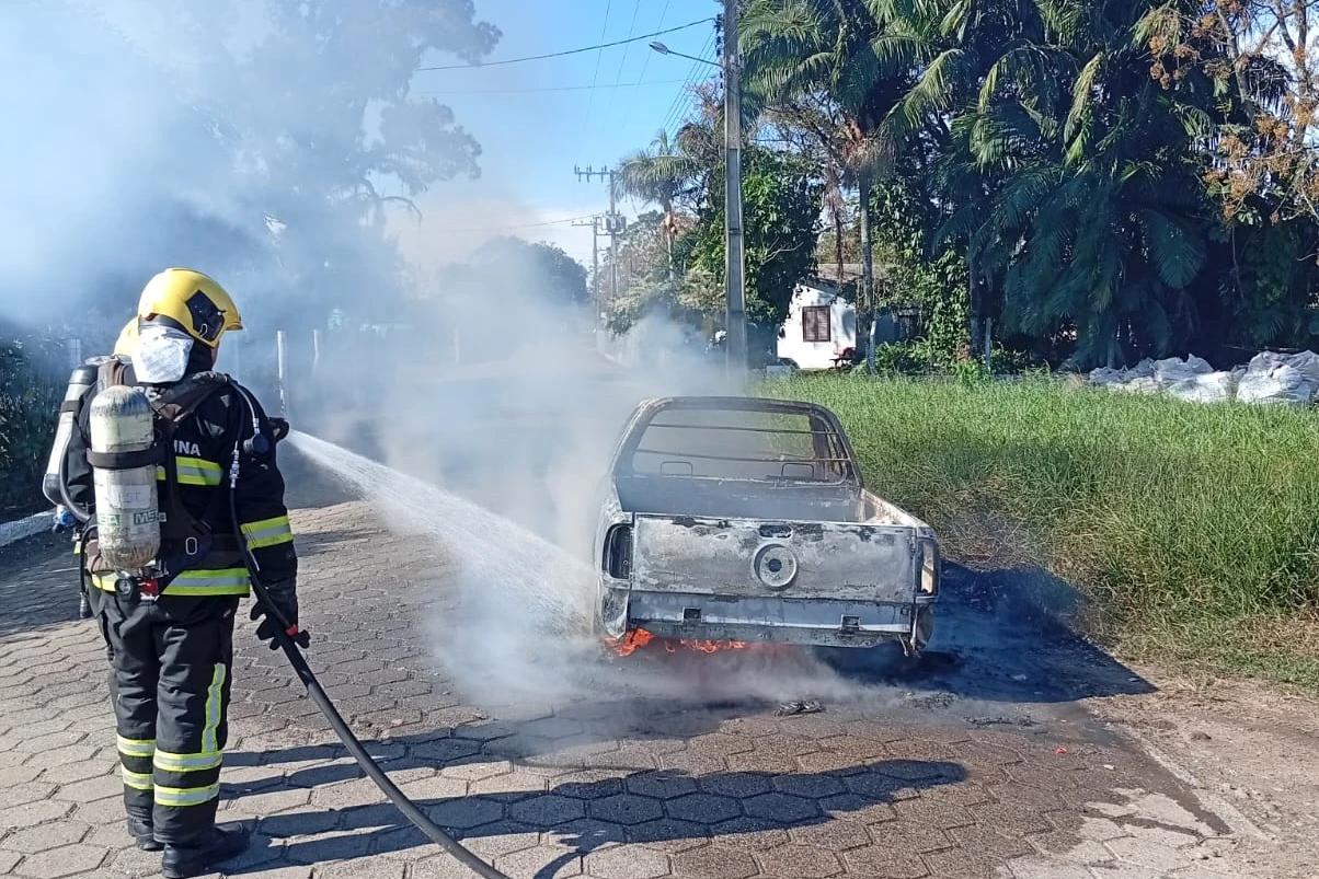 Carro pega fogo às margens da estrada em São João do Sul