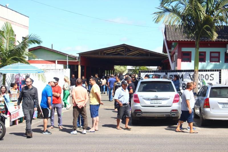 Movimento intenso na escola João Frasseto, onde mais de 5 mil eleitores devem votar neste domingo