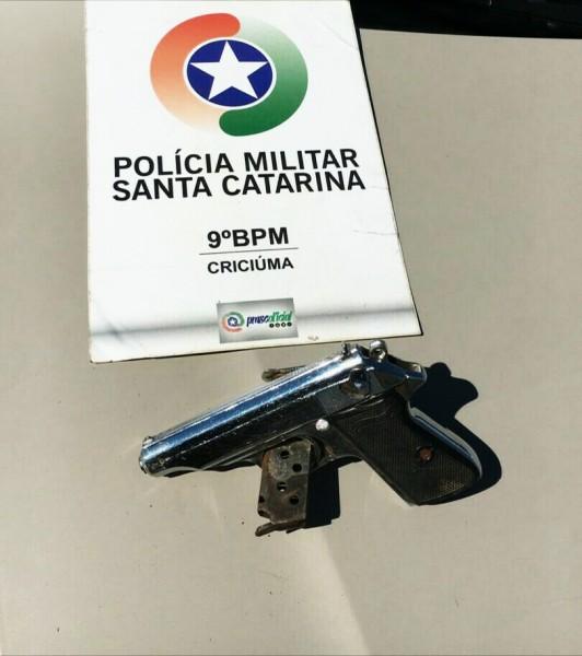 Durante limpeza em quintal, homem encontra arma de fogo de fabricação alemã