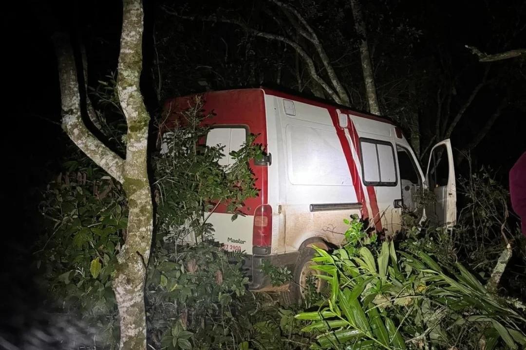 Vídeo: em SC, carga de cigarros contrabandeados é apreendida em 'ambulância fake'