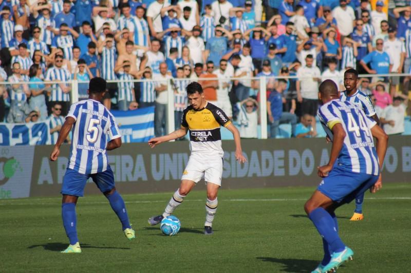 Destaque nos últimos jogos, Claudinho analisa suas atuações e projeta duelo contra o Londrina 