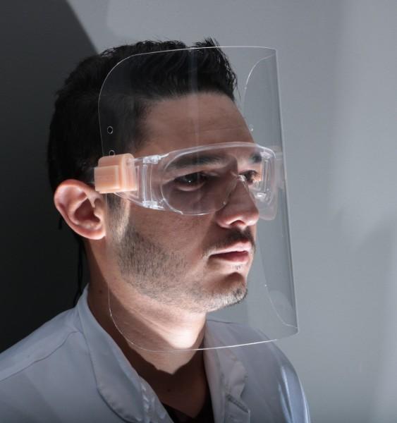 Clínica de Criciúma produz novo modelo de protetor facial para doar aos profissionais da saúde