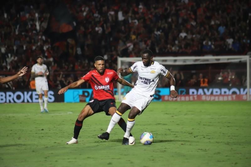 Criciúma e Atlético-GO se enfrentam na abertura da 29ª rodada do Brasileirão