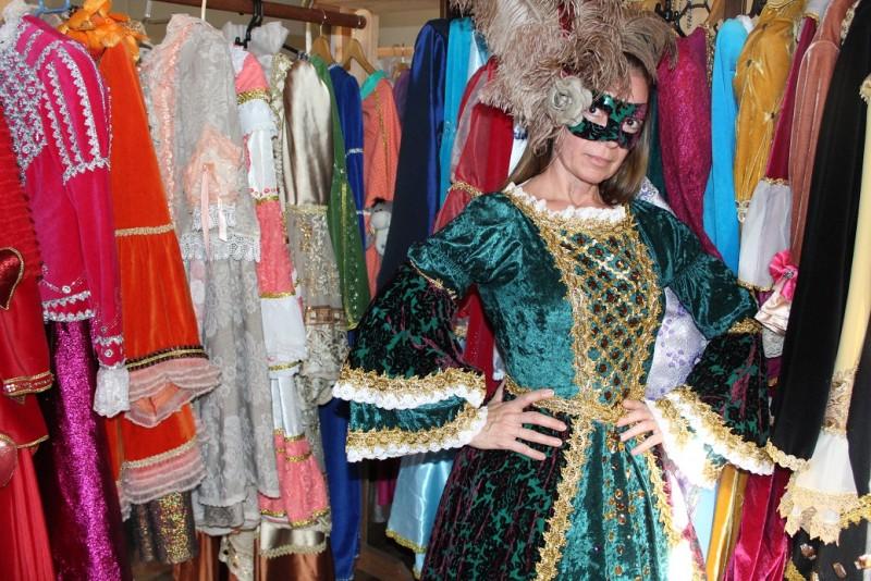 Trajes de época começam a ser alugados para Baile de Gala 
