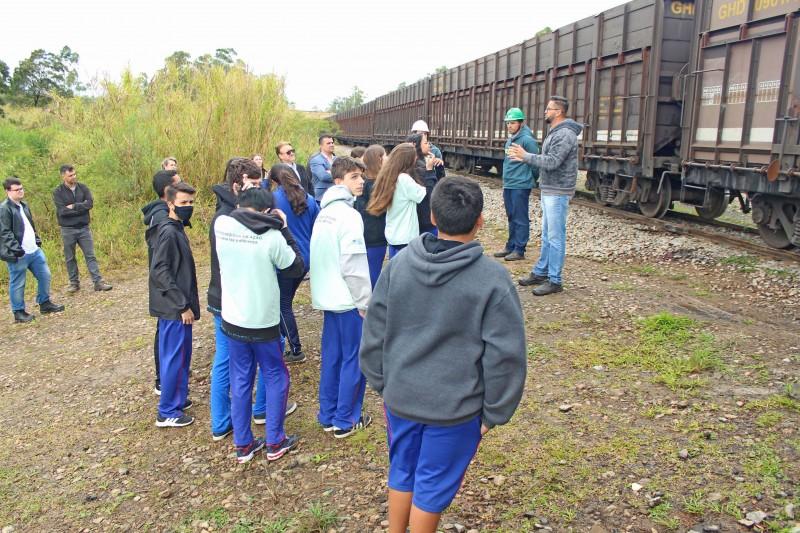 Estudantes conhecem carregamento de trem e estrutura da Unidade Mina Novo Horizonte, da Rio Deserto