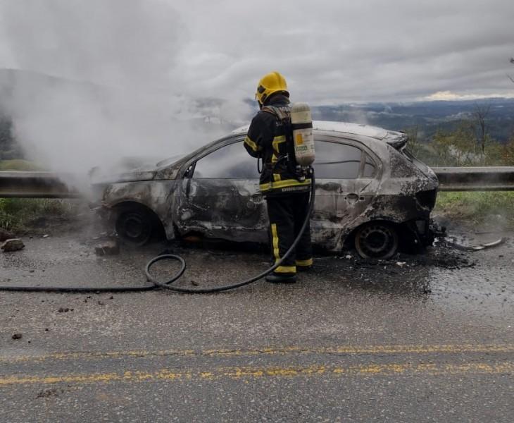 Veículo pega fogo depois de motorista colidir carro em estrutura de proteção na Serra do Rio do Rastro